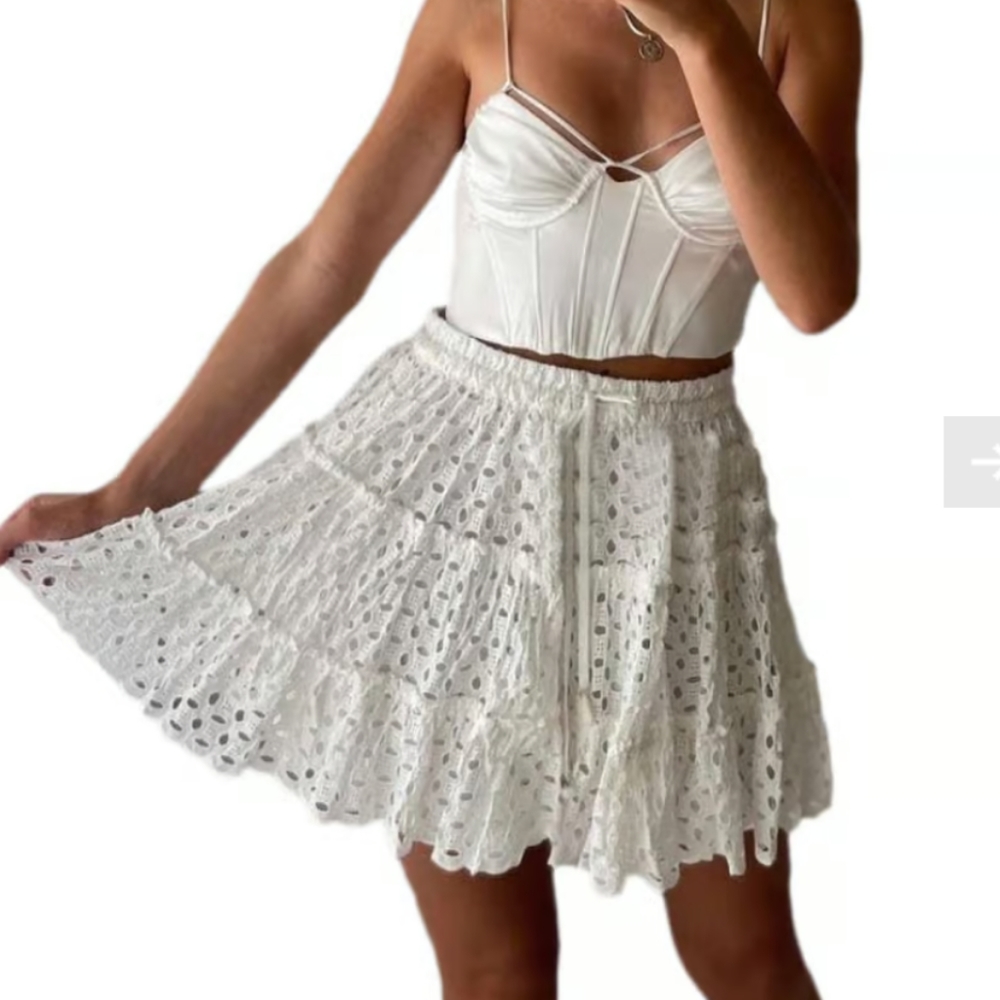 Zaza Eyelit white skirt sz.small NWT